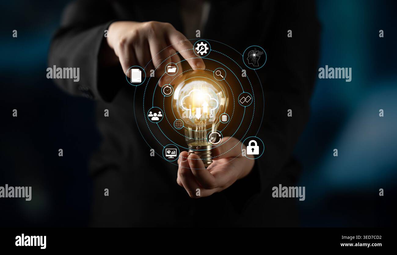 Professionnel de l'entreprise tenant une ampoule entourée d'icônes numériques représentant l'innovation, la technologie et les idées dans un environnement d'espace de travail moderne Banque D'Images