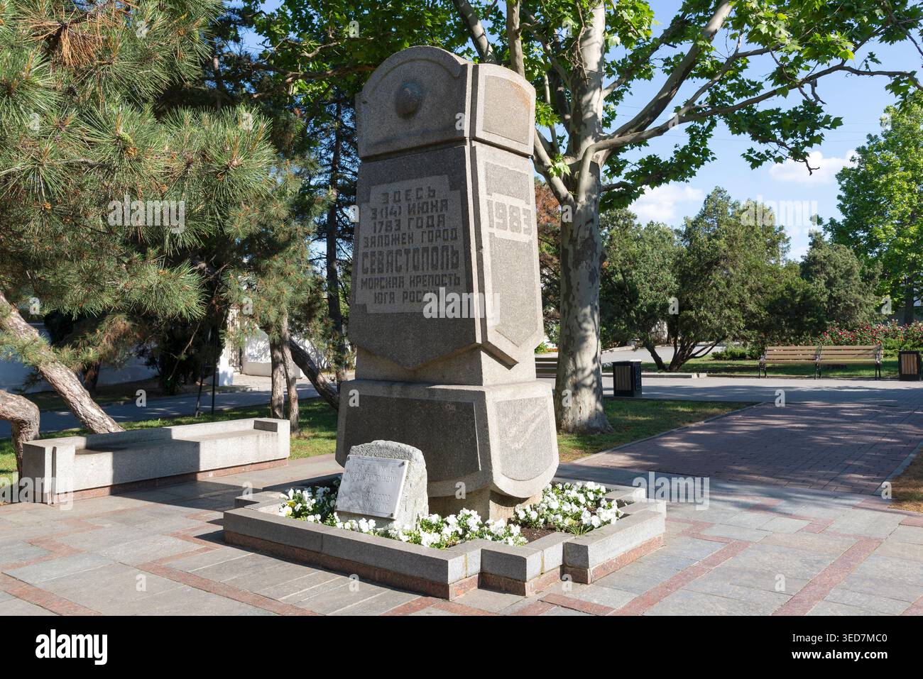 SÉBASTOPOL, CRIMÉE - 15 MAI 2024 : Monument en l'honneur du 200ème anniversaire de la fondation de Sébastopol dans le parc de la place Nakhimov, Crimée Banque D'Images