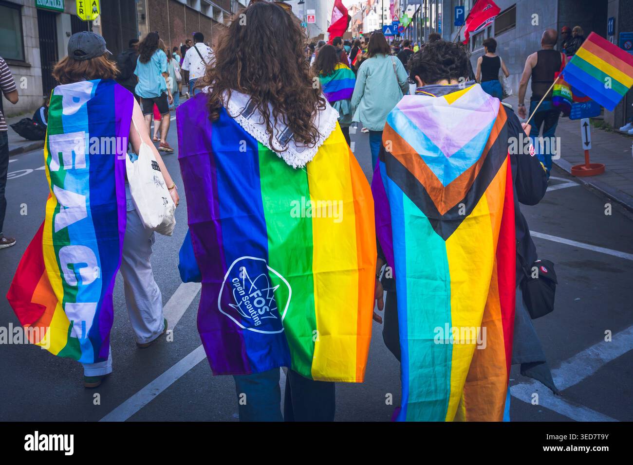 Belgique, Bruxelles, Gay Pride 2025, droite le nouveau drapeau Progress Pride inclut désormais les personnes intersexuées et les personnes de couleur. Banque D'Images