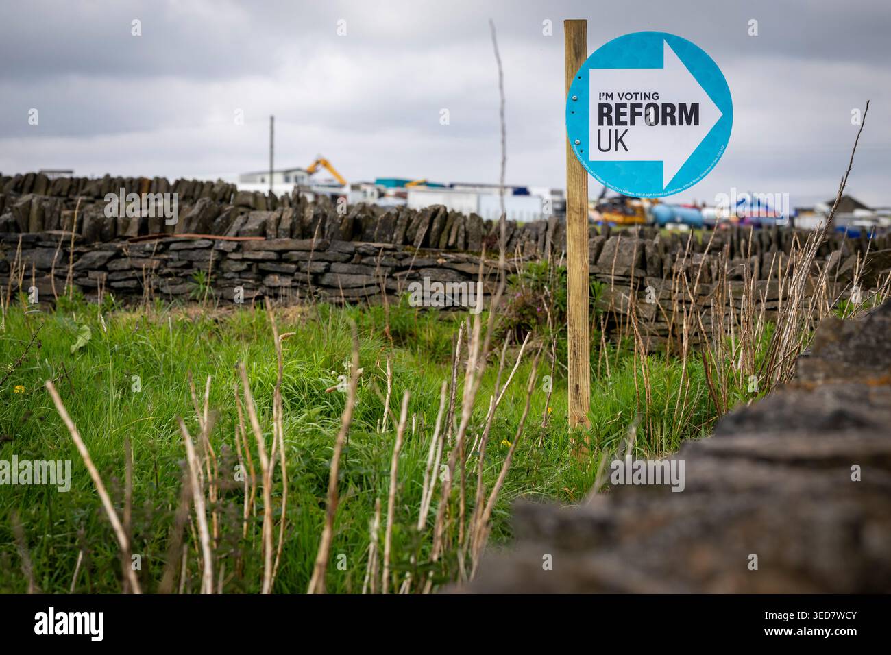 Un appel en bord de route du Parti réformiste pour voter dans un champ près de Northowram, Halifax, West Yorkshire avant les élections du conseil le jeudi 7 mai 2026. Banque D'Images