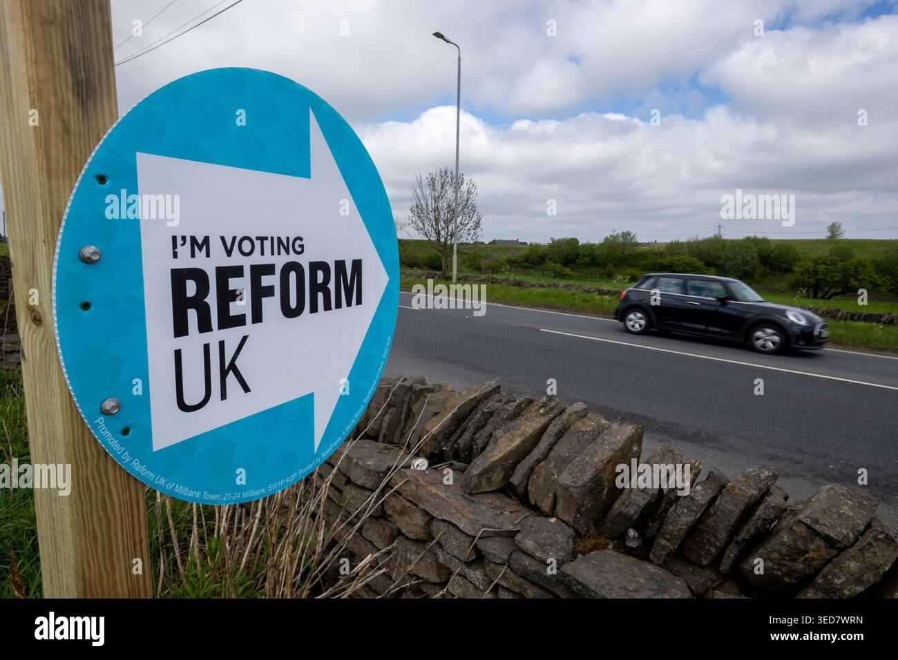 Un appel en bord de route du Parti réformiste pour voter dans un champ près de Northowram, Halifax, West Yorkshire avant les élections du conseil le jeudi 7 mai 2026. Banque D'Images