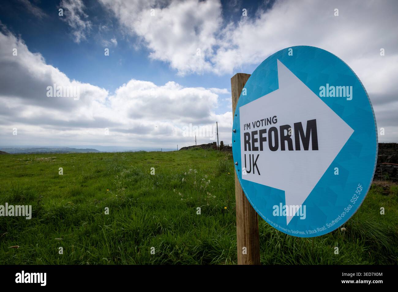 Un appel en bord de route du Parti réformiste pour voter dans un champ près de Northowram, Halifax, West Yorkshire avant les élections du conseil le jeudi 7 mai 2026. Banque D'Images