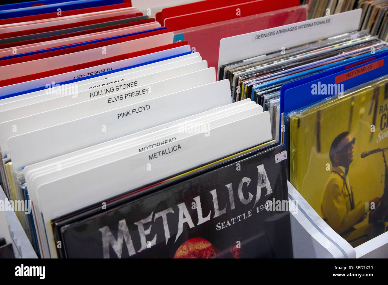 Étagère de disques de 33 tours au premier plan, un album de Metallica Banque D'Images