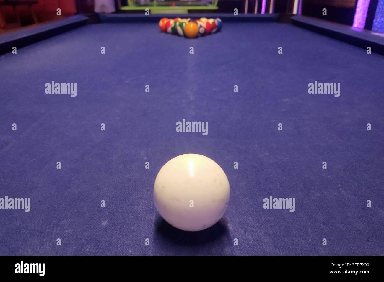 Boule de queue blanche de premier plan boules de billard colorées sur une table en feutre violet. Banque D'Images