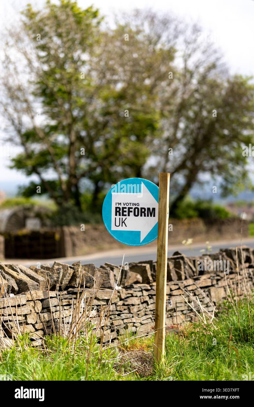 Un appel en bord de route du Parti réformiste pour voter dans un champ près de Northowram, Halifax, West Yorkshire avant les élections du conseil le jeudi 7 mai 2026. Banque D'Images