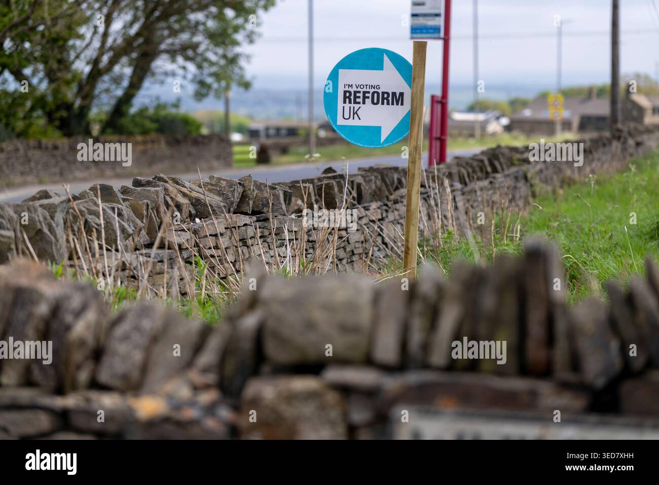 Un appel en bord de route du Parti réformiste pour voter dans un champ près de Northowram, Halifax, West Yorkshire avant les élections du conseil le jeudi 7 mai 2026. Banque D'Images