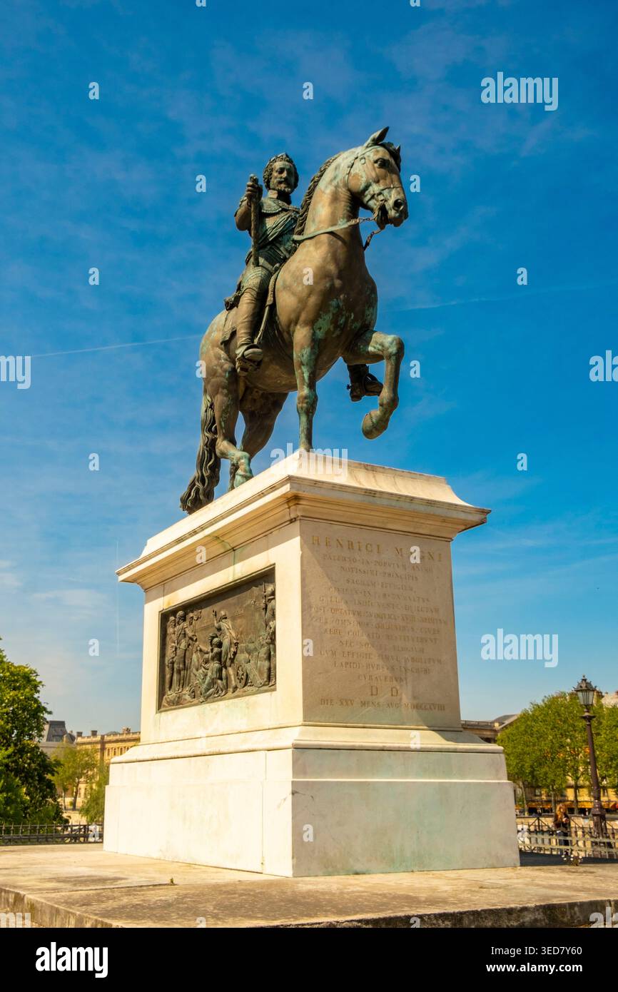 France, Paris, zone classée au Patrimoine mondial de l'UNESCO, les bords de Seine, le Pont neuf, statue de cheval d'Henri IV Banque D'Images