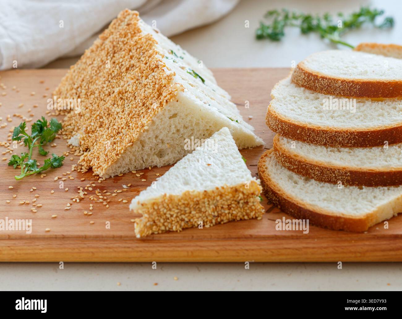 Sandwichs au thé. Mini-snack traditionnel de pain blanc avec beurre et salade de poulet, œufs, concombre, herbes et mayonnaise aux graines de sésame. Sélectionnez Banque D'Images