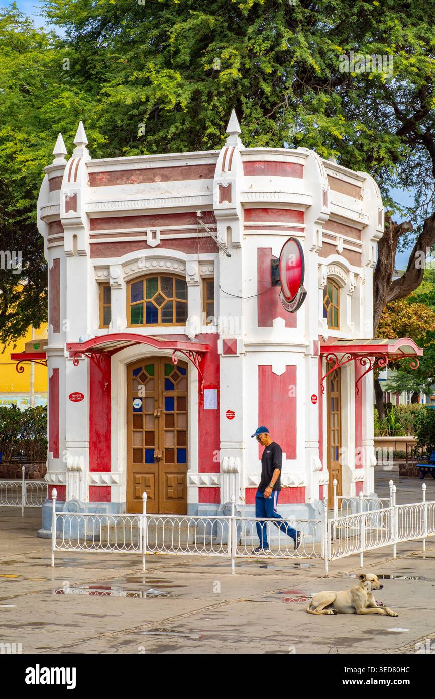 Cap-Vert, São Vicente, Mindelo, Praça Amílcar Cabral, café logé dans un kiosque Banque D'Images