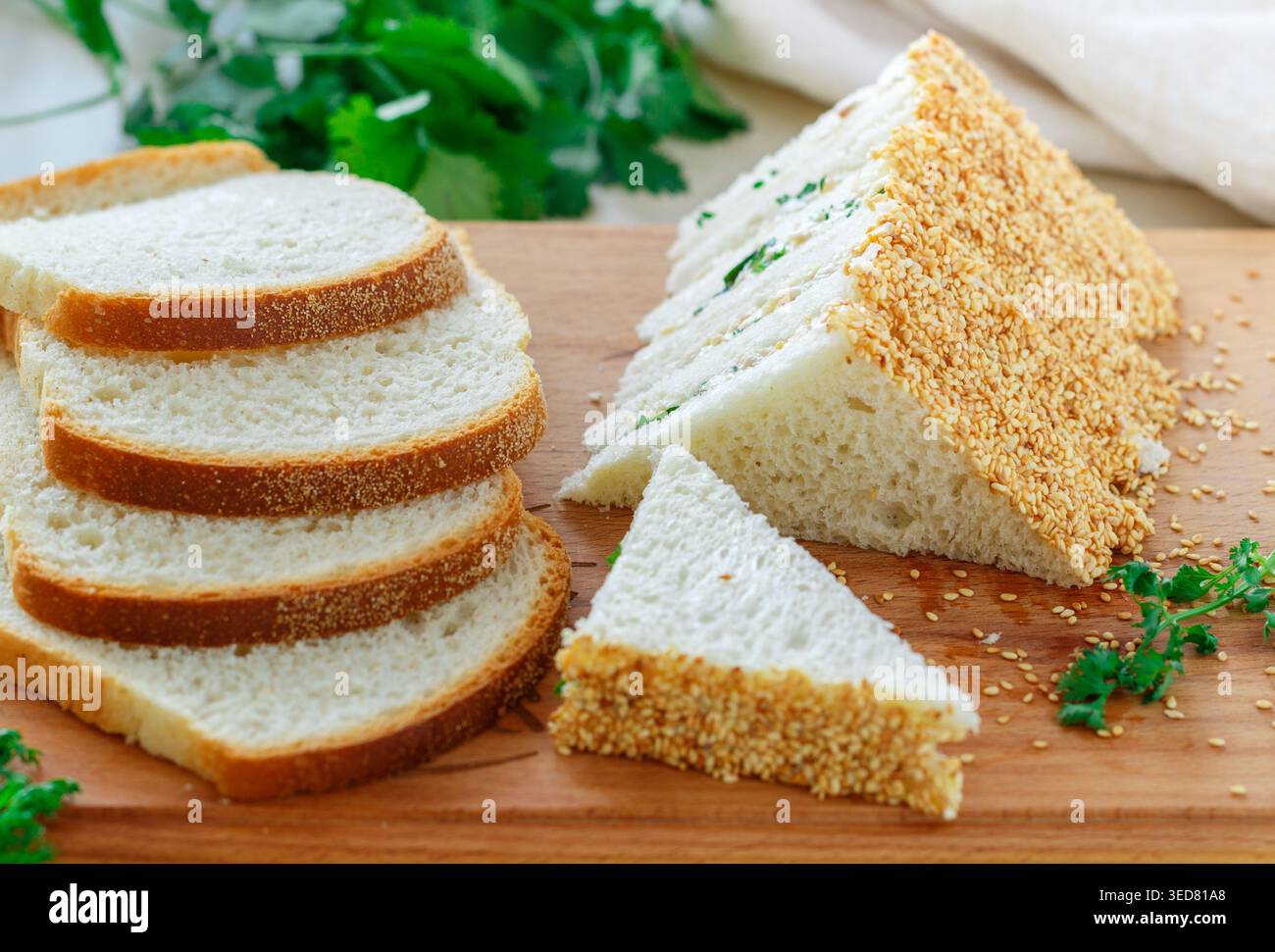 Sandwichs au thé. Mini-snack traditionnel de pain blanc avec beurre et salade de poulet, œufs, concombre, herbes et mayonnaise aux graines de sésame. Sélectionnez Banque D'Images