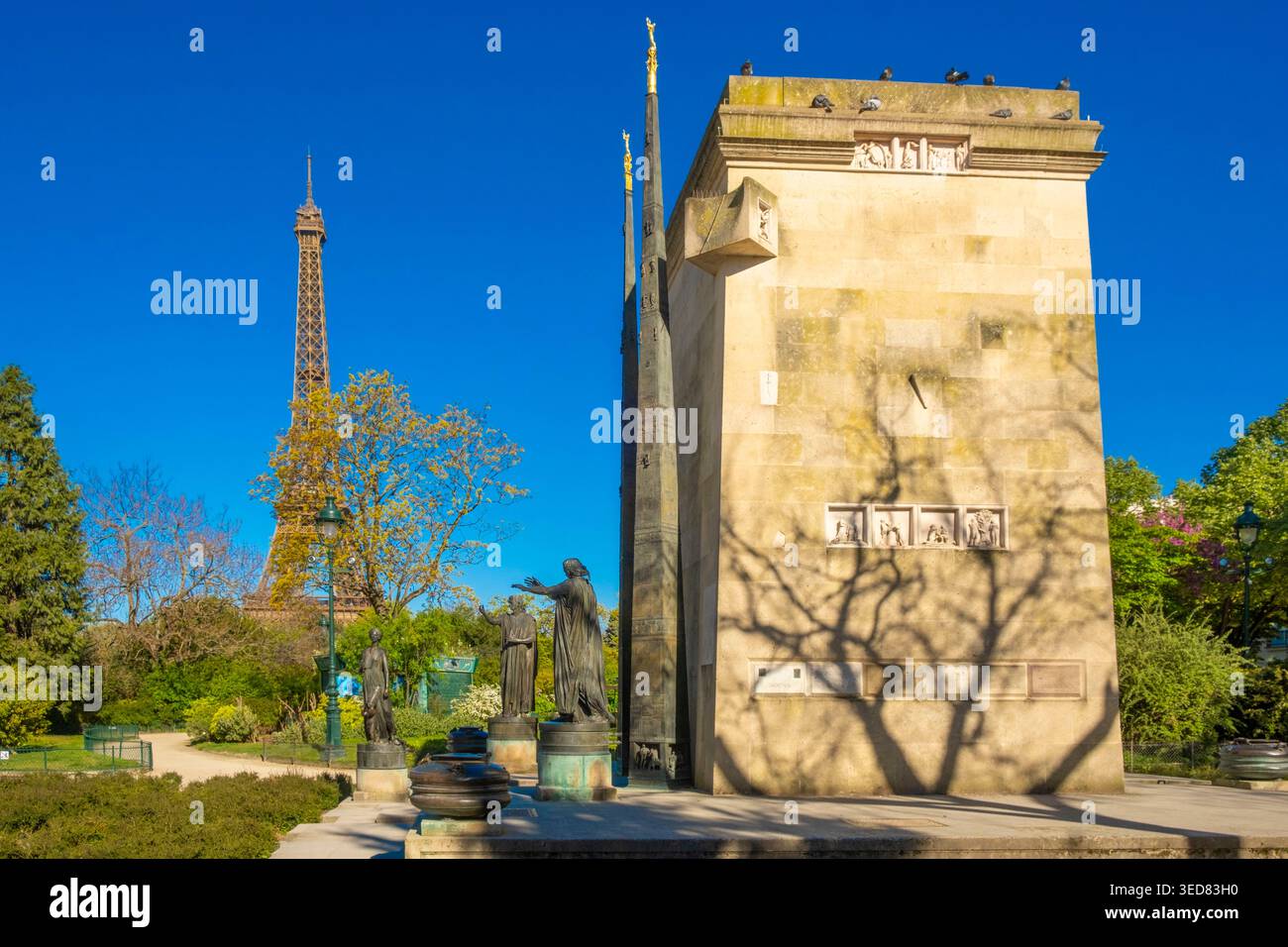 France, Paris, jardins du champ de mars, Monument des droits de l'homme et Tour Eiffel Banque D'Images