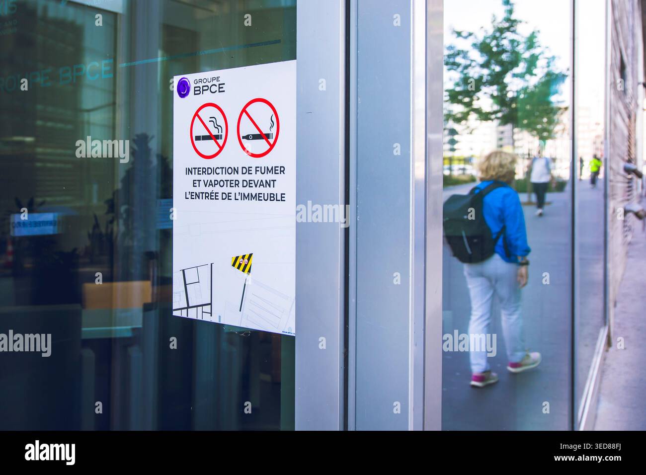 France, Ile-de-France, Paris, panneau au pied du bâtiment du Groupe BPCE. Interdiction de fumer ou de vapoter devant l'entrée du bâtiment. Banque D'Images