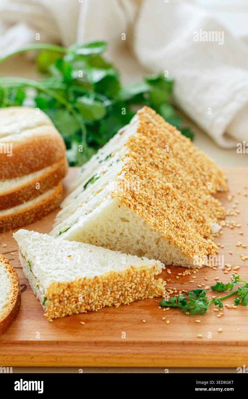 Sandwichs au thé. Mini-snack traditionnel de pain blanc avec beurre et salade de poulet, œufs, concombre, herbes et mayonnaise aux graines de sésame. Sélectionnez Banque D'Images