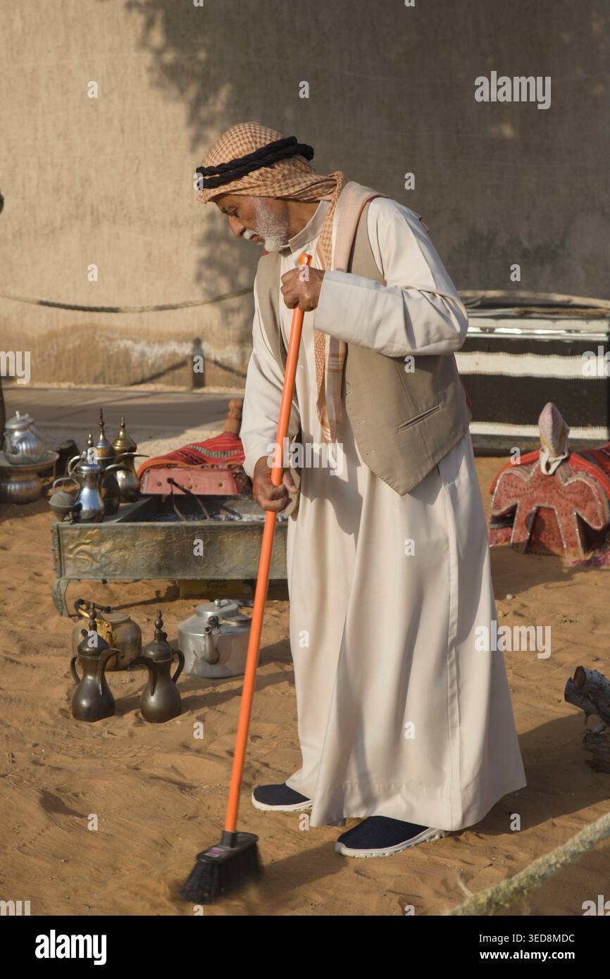 Émirats Arabes Unis, Dubaï, Al Fahidi, quartier historique, Beduin homme rangeant un camping, Banque D'Images
