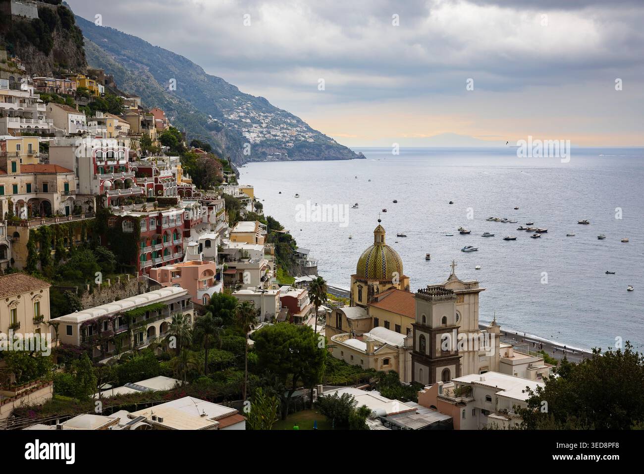 Vue panoramique de Positano, côte amalfitaine, Italie avec des maisons colorées et le dôme de l'église Banque D'Images