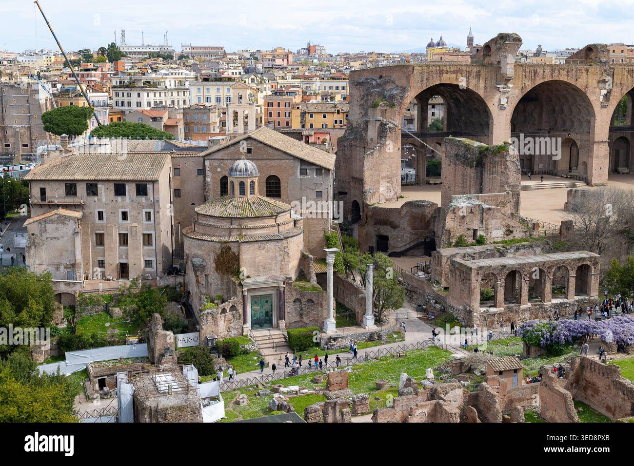 Vue aérienne du Forum romain avec Temple de Romulus, Basilique des Arches Maxence, Rome, Italie Banque D'Images