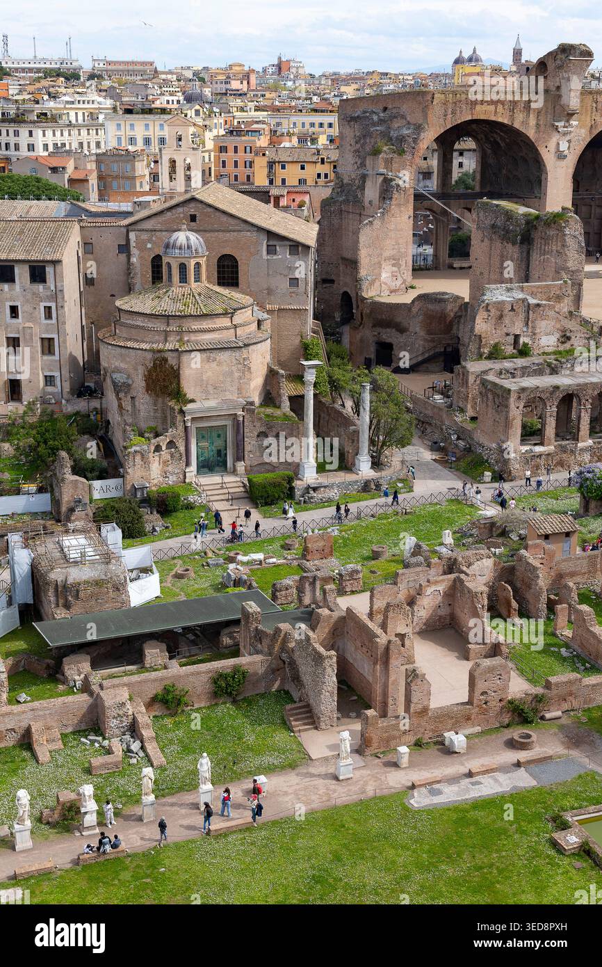 Vue aérienne du Forum romain avec Temple de Romulus, Basilique des Arches Maxence, Rome, Italie Banque D'Images
