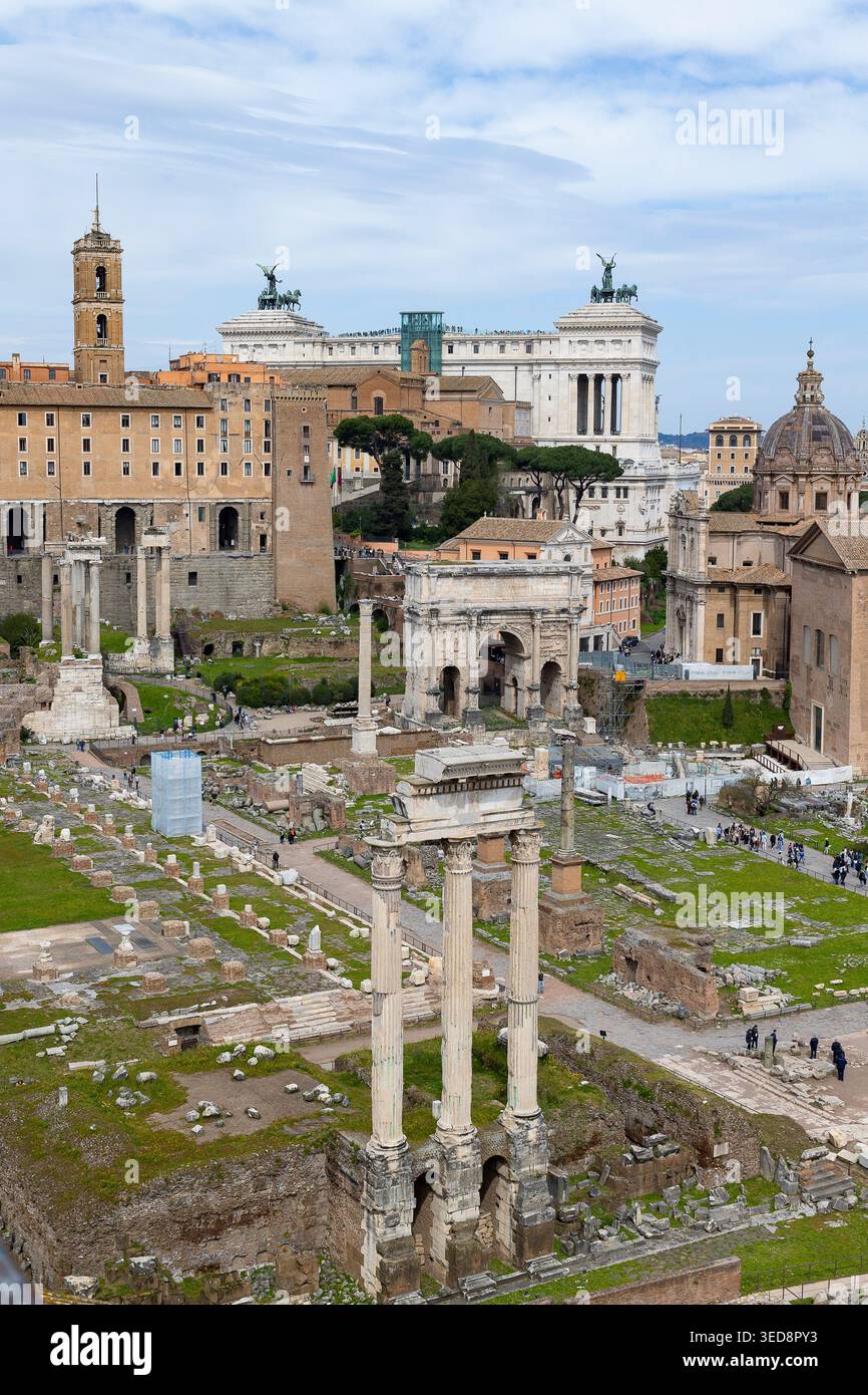 Panorama du Forum romain depuis le Mont Palatin avec Temple de Castor et Pollux, Arc de Septimius sévère et Altare della Patria en arrière-plan, Rome, Italie Banque D'Images