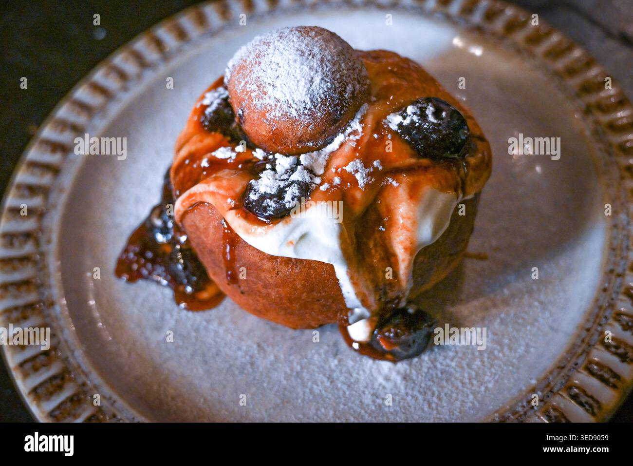 Vue de papanasi, un dessert roumain traditionnel à base de pâtisserie frite avec de la confiture et de la crème, Bucarest - Roumanie Banque D'Images