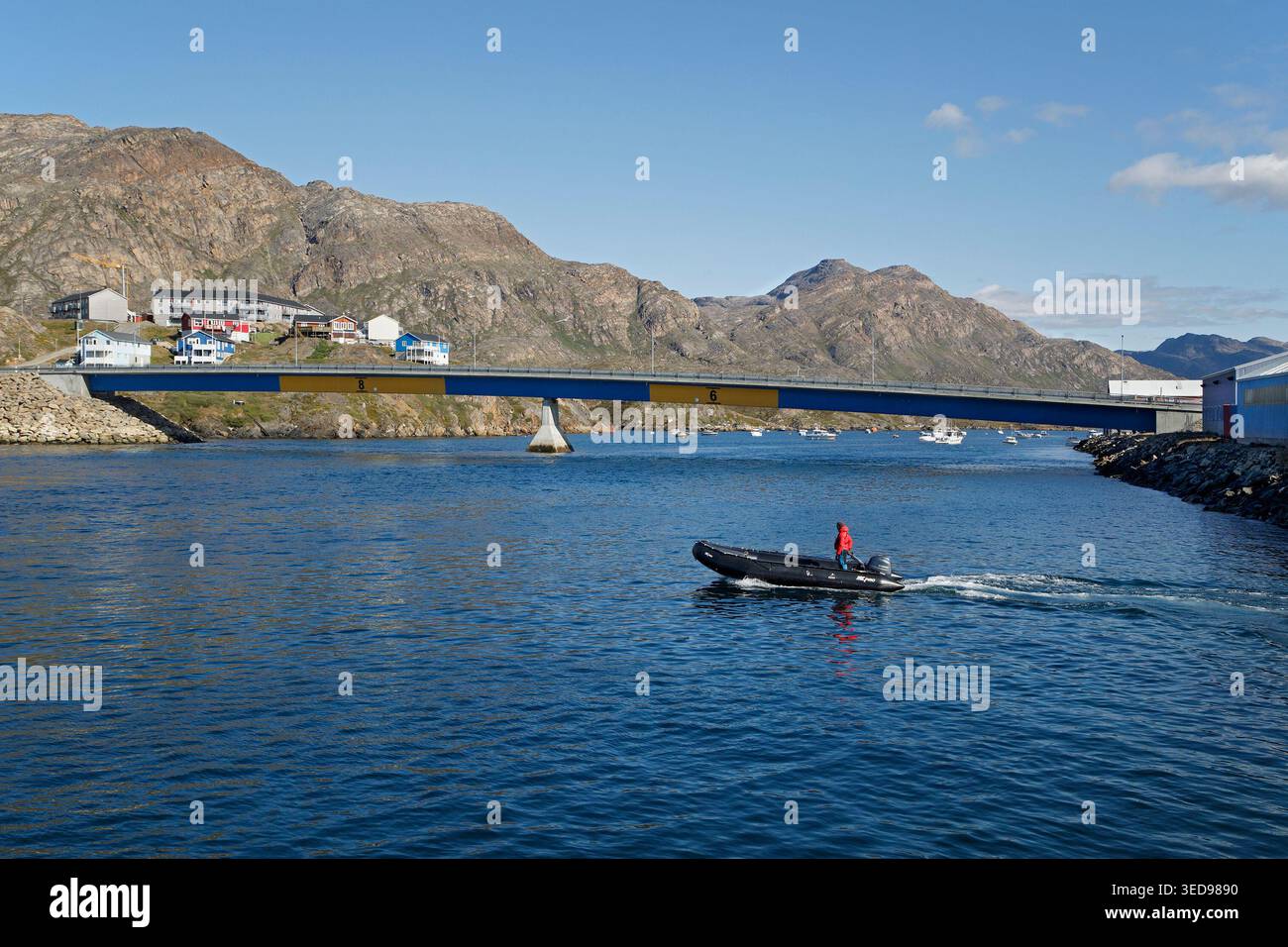 Bateau Zodiac dans le détroit de Davis à Sisimiut, Groenland. Le pont Asummiunut traverse l'entrée de la baie de Kangerluarsunnguaq. Banque D'Images