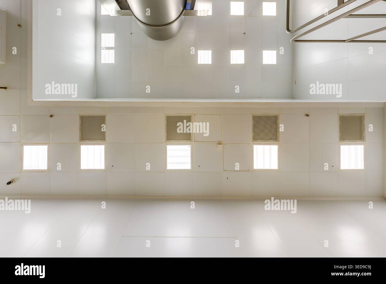vue de bas en haut du plafond avec éclairage industriel et ventilation Banque D'Images