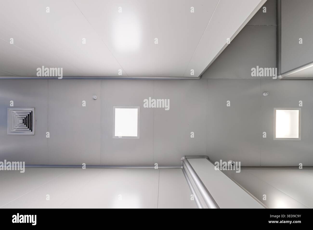 vue de bas en haut du plafond avec éclairage industriel et ventilation Banque D'Images