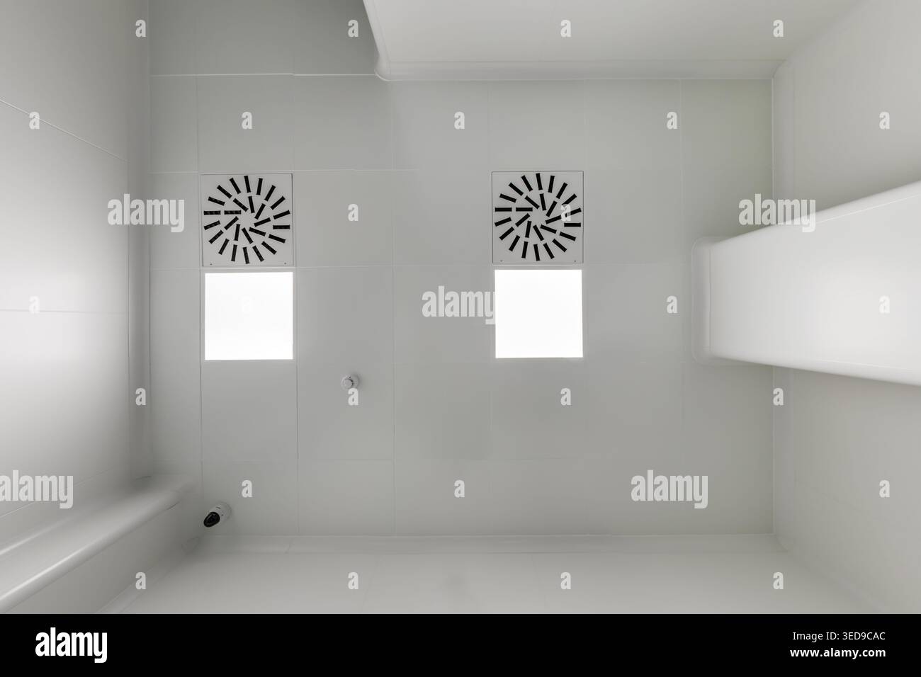 vue de bas en haut du plafond avec éclairage industriel et ventilation Banque D'Images