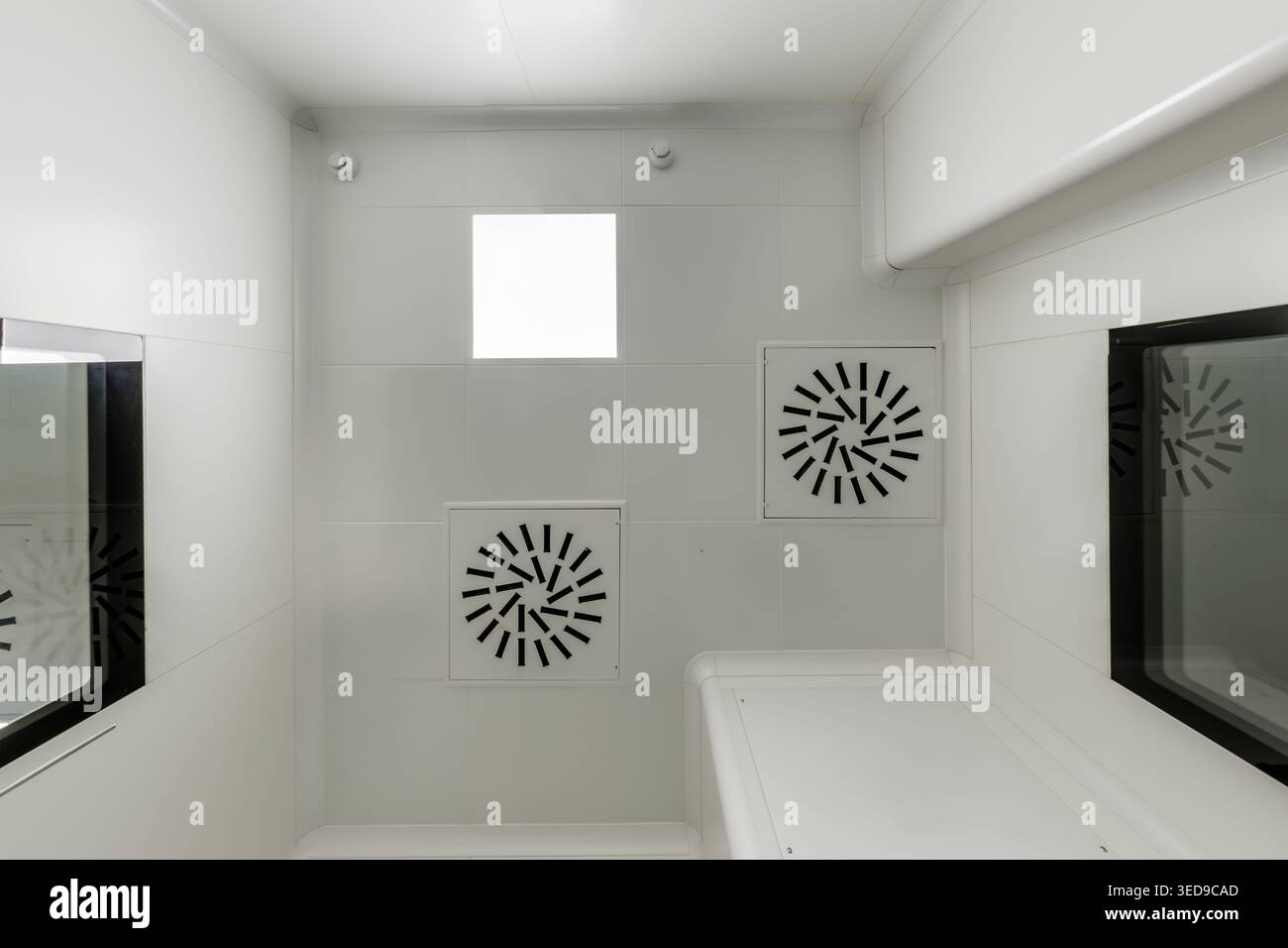 vue de bas en haut du plafond avec éclairage industriel et ventilation Banque D'Images