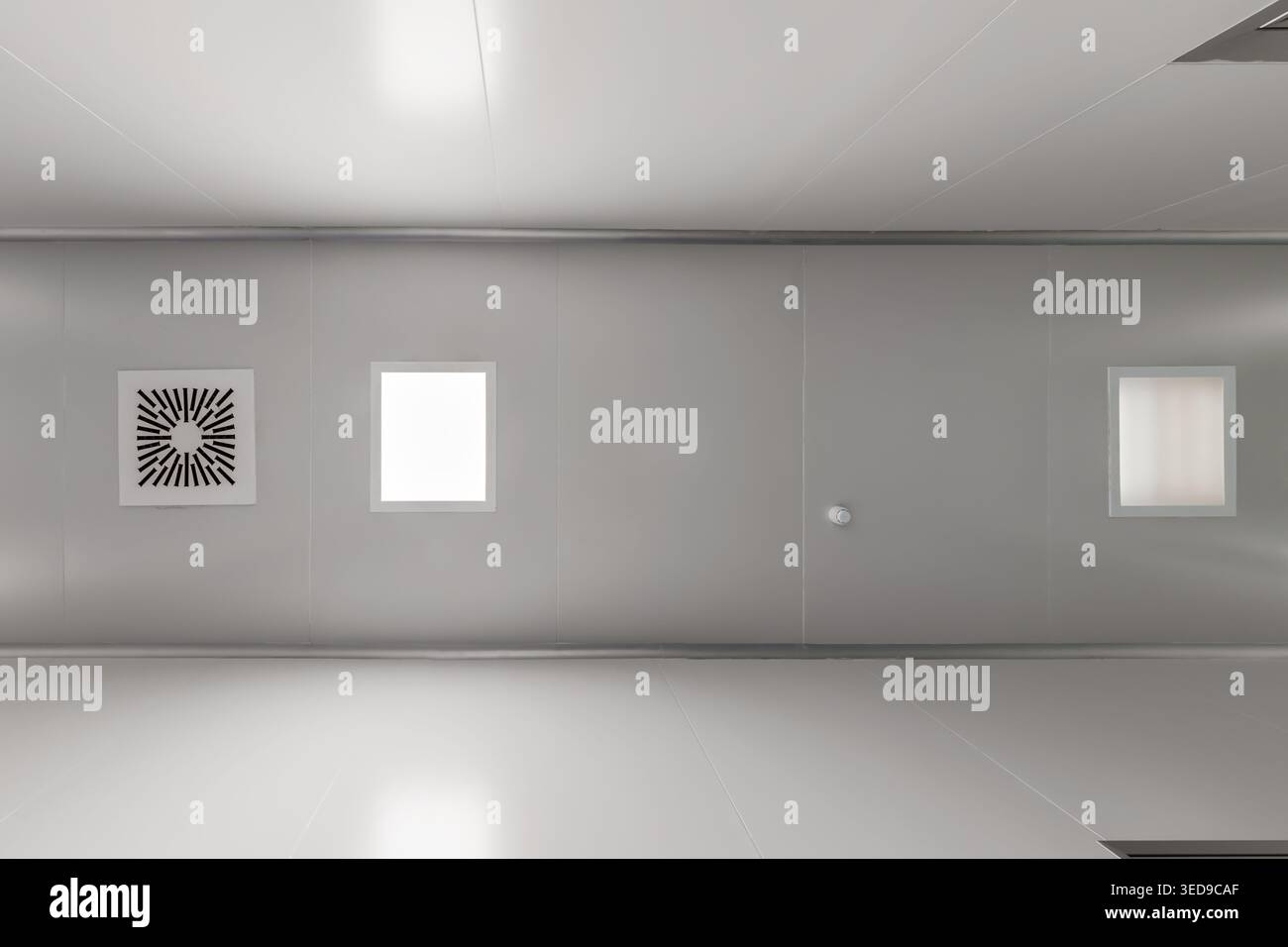 vue de bas en haut du plafond avec éclairage industriel et ventilation Banque D'Images