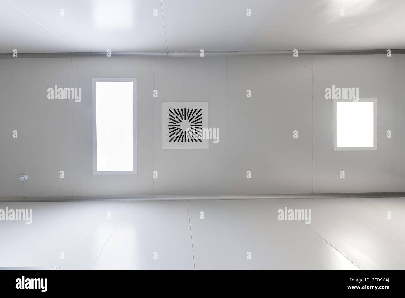 vue de bas en haut du plafond avec éclairage industriel et ventilation Banque D'Images