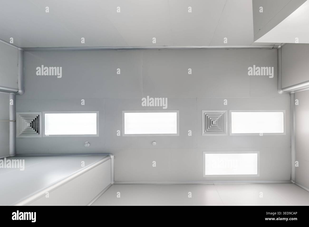 vue de bas en haut du plafond avec éclairage industriel et ventilation Banque D'Images