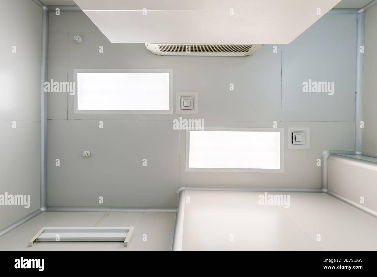 vue de bas en haut du plafond avec éclairage industriel et ventilation Banque D'Images