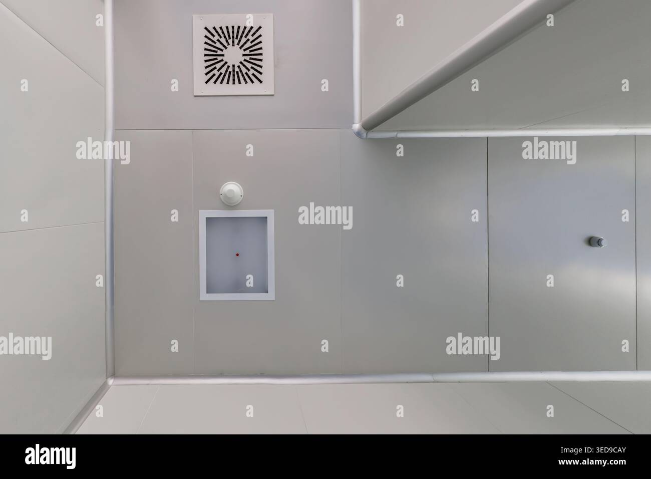 vue de bas en haut du plafond avec éclairage industriel et ventilation Banque D'Images