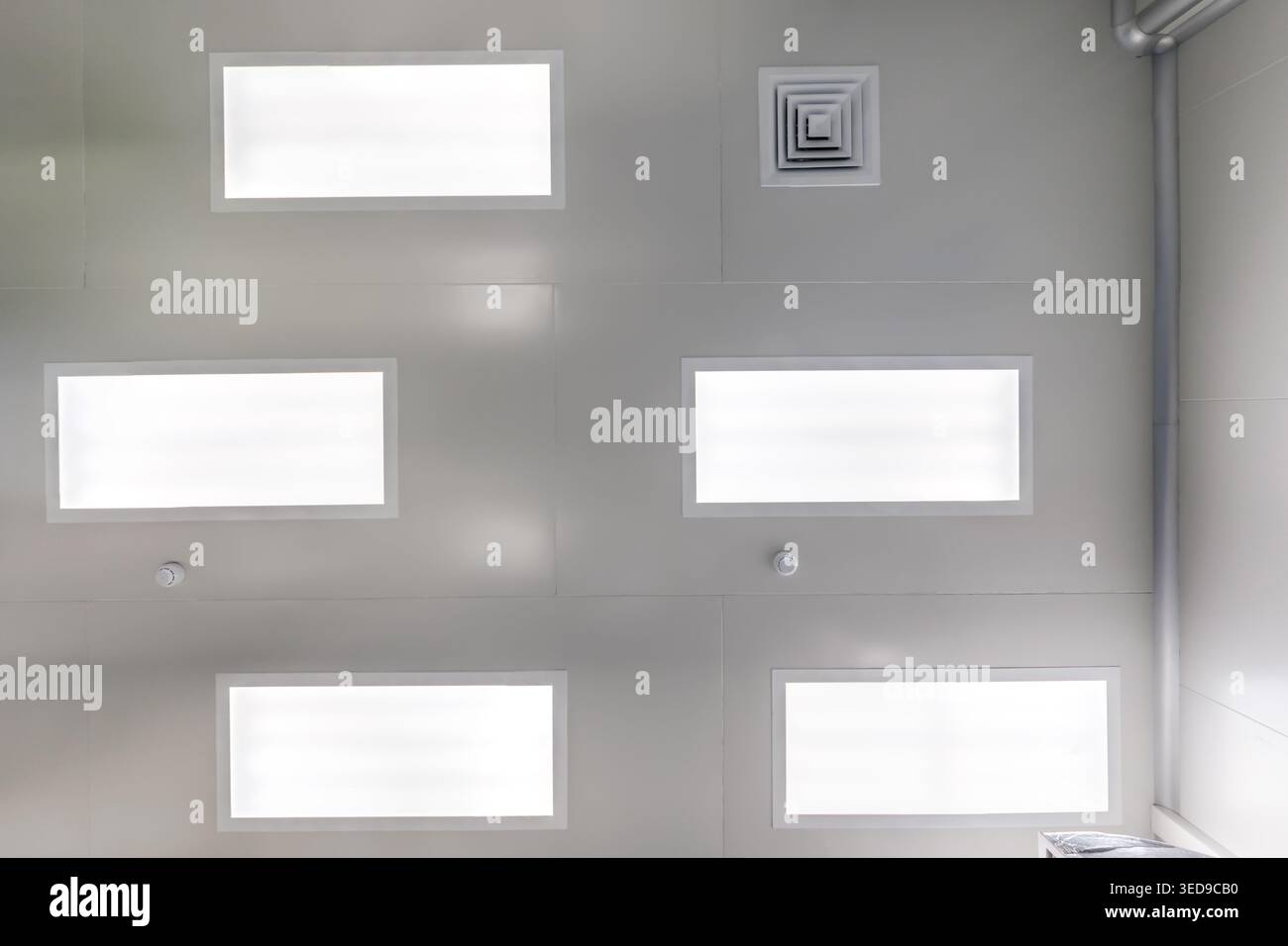 vue de bas en haut du plafond avec éclairage industriel et ventilation Banque D'Images