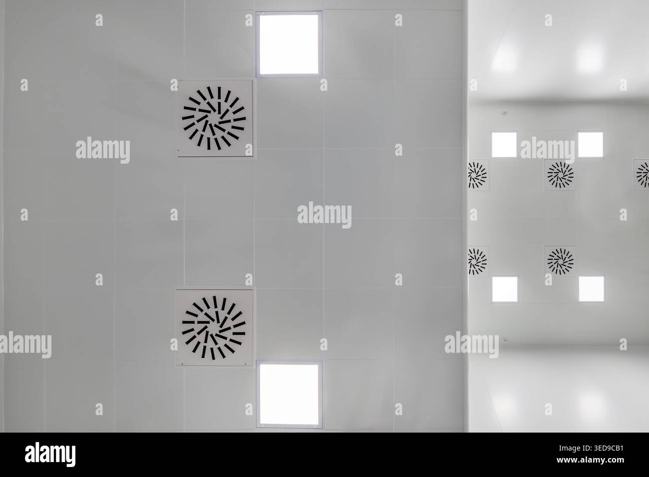 vue de bas en haut du plafond avec éclairage industriel et ventilation Banque D'Images