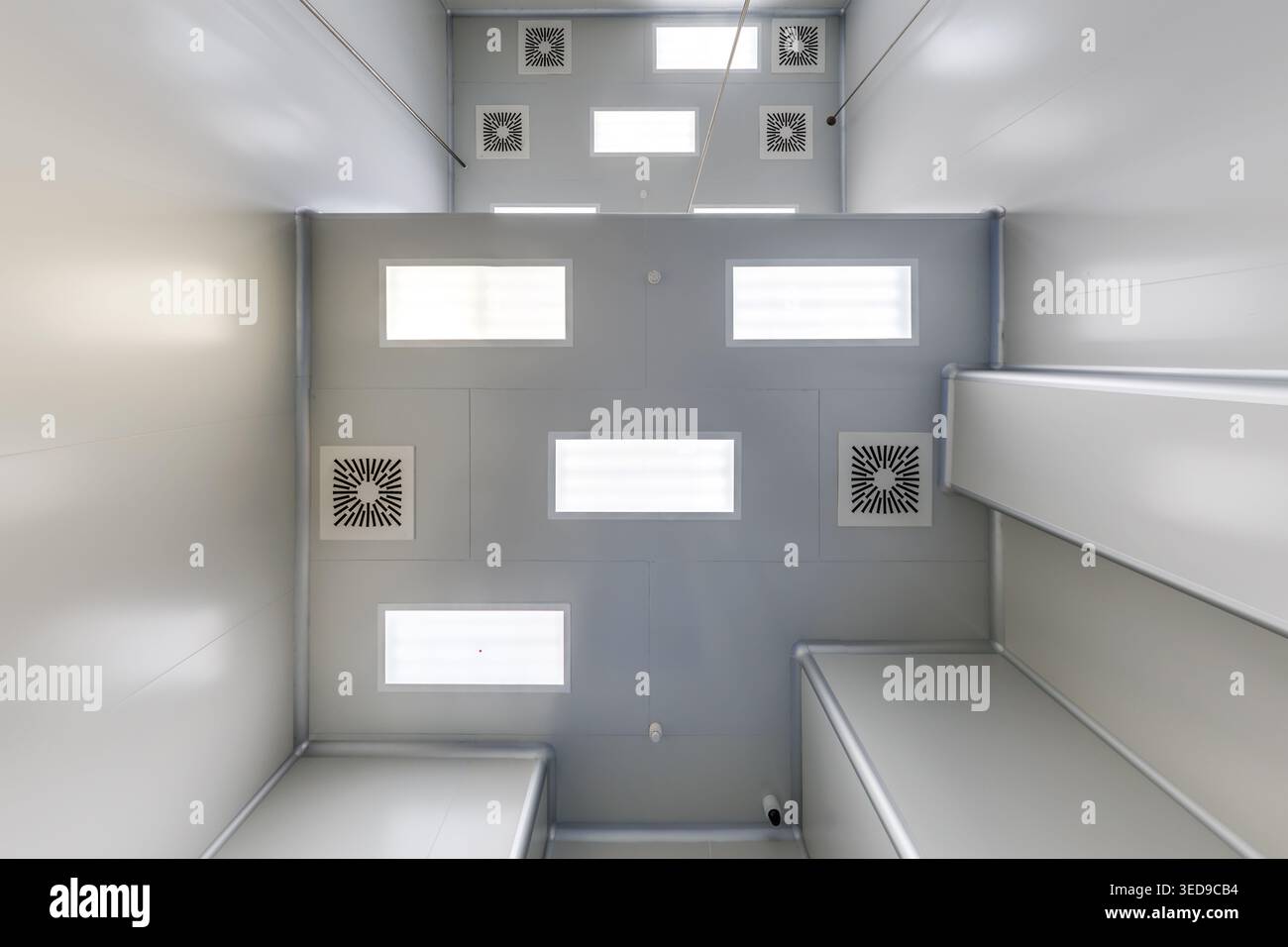 vue de bas en haut du plafond avec éclairage industriel et ventilation Banque D'Images