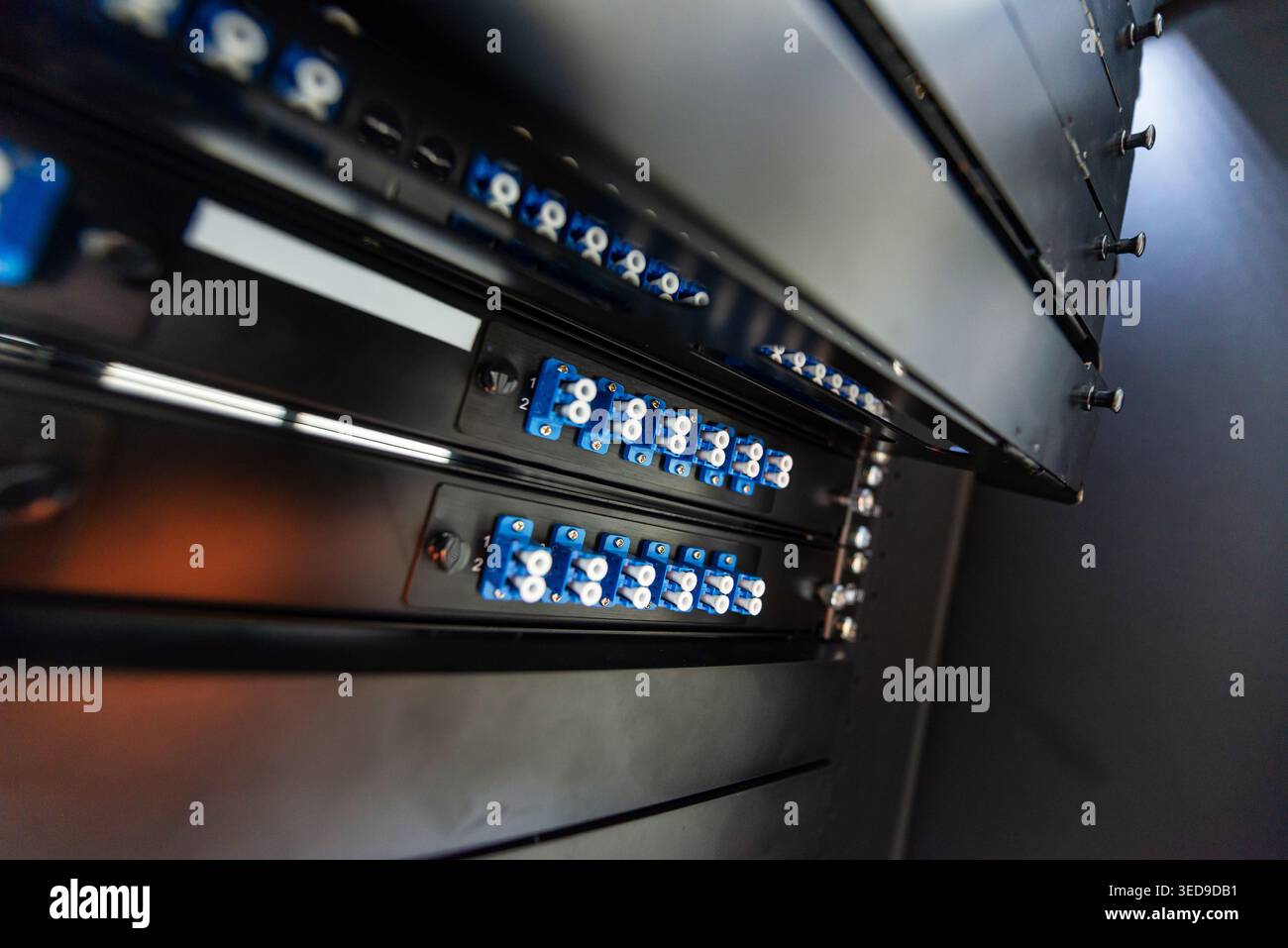 Image détaillée de blocs de connexion électrique présentant leur conception complexe et leur fonctionnalité dans une configuration d'infrastructure technologique. Banque D'Images