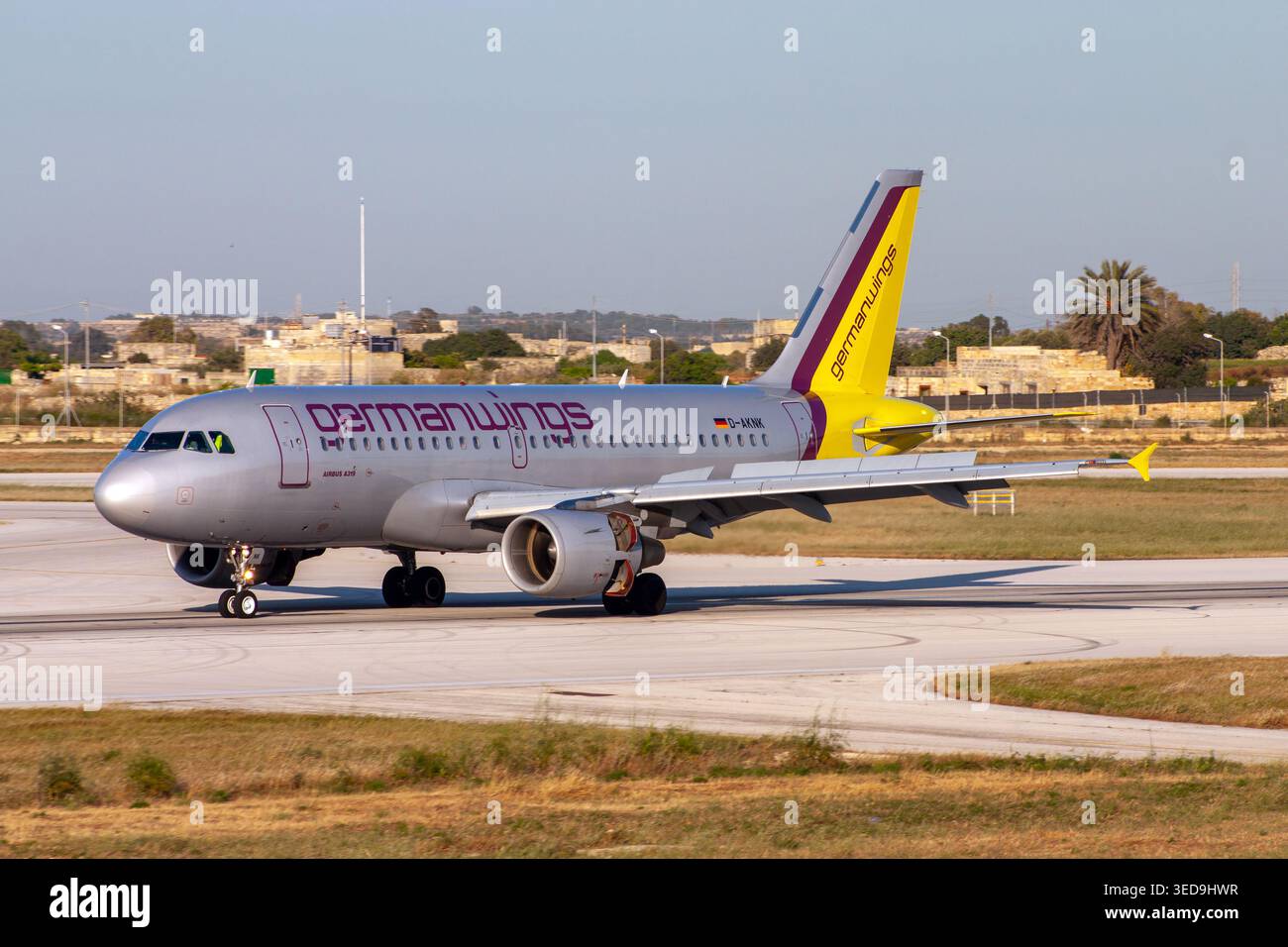 L'Airbus A319-112 de Germanwings (REG : d-AKNK) vient d'atterrir sur la piste 31 avec des spoilers déployés. Banque D'Images