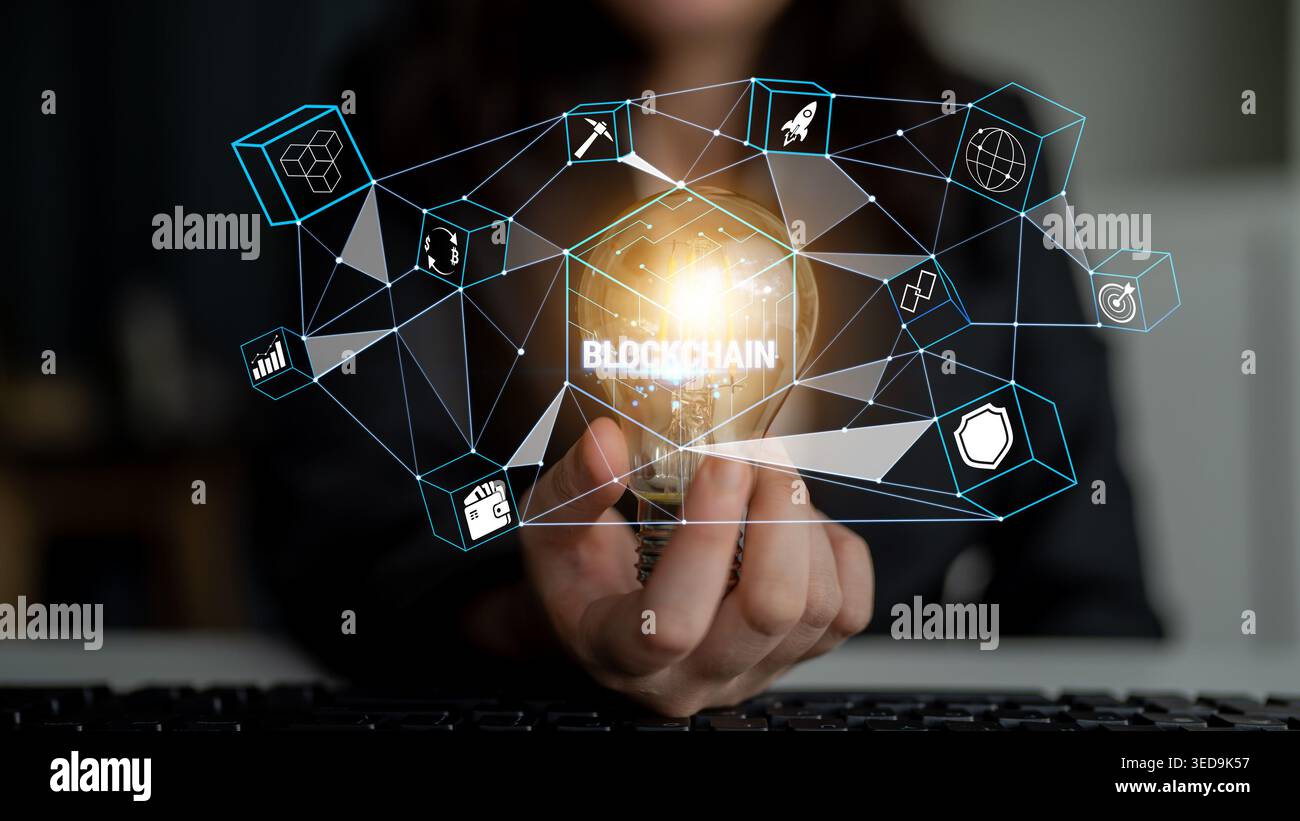 Concept innovant de technologie Blockchain avec ampoule et icônes numériques représentant la connectivité moderne et la sécurité des données Quark. Banque D'Images