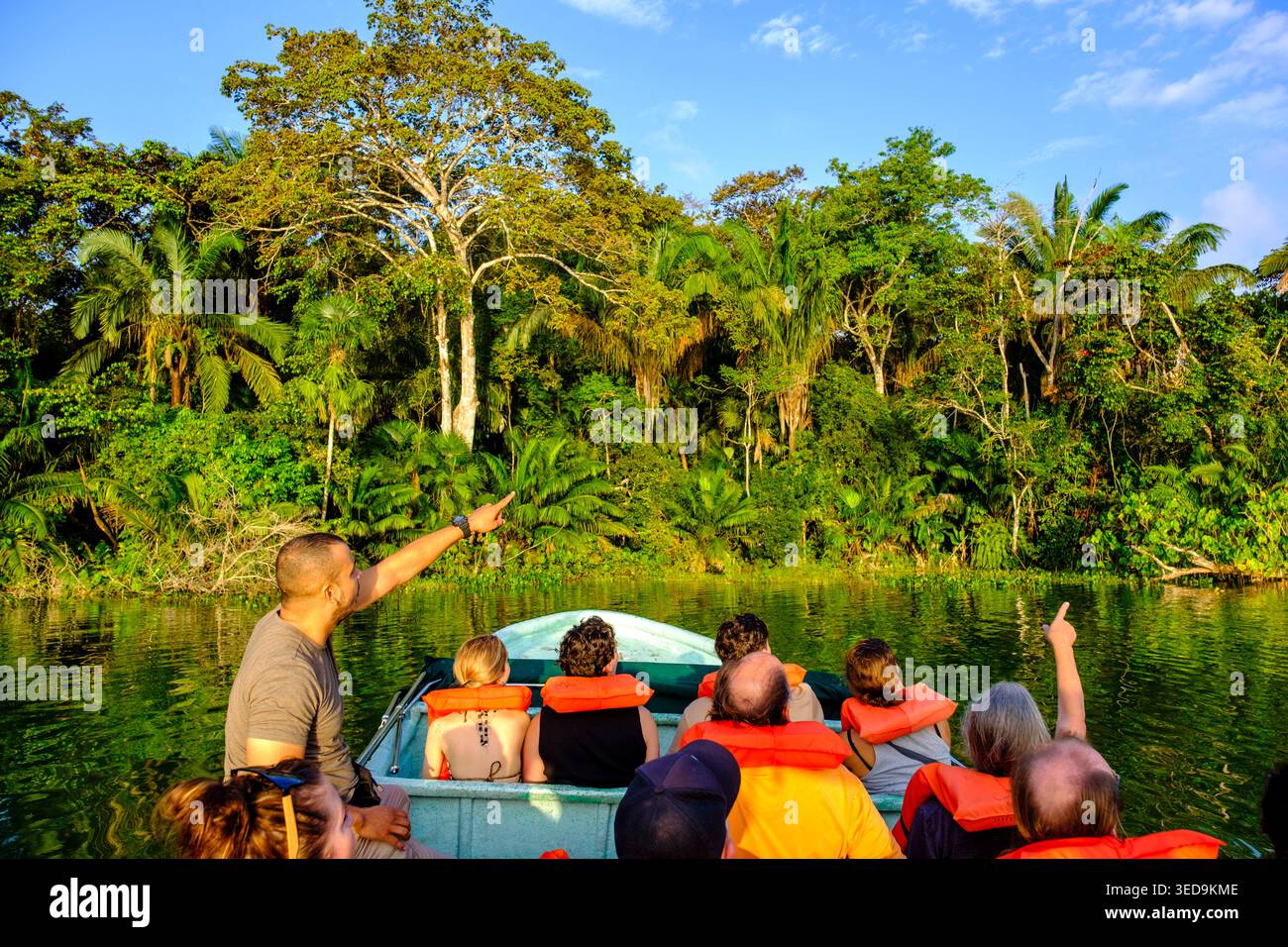 Écotourisme, touristes en excursion en bateau, Monkey Island, réserve de faune de Gamboa Rainforest refuge, lac Gatun, canal de Panama, Panama Banque D'Images
