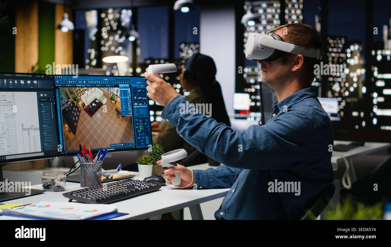Ingénieur masculin utilisant le casque VR et l'IA sur le logiciel de design d'intérieur au poste de travail, déplaçant les actifs pour la disposition de l'appartement avec des suggestions d'intelligence artificielle dans le programme de rendu 3D. Caméra B. Banque D'Images