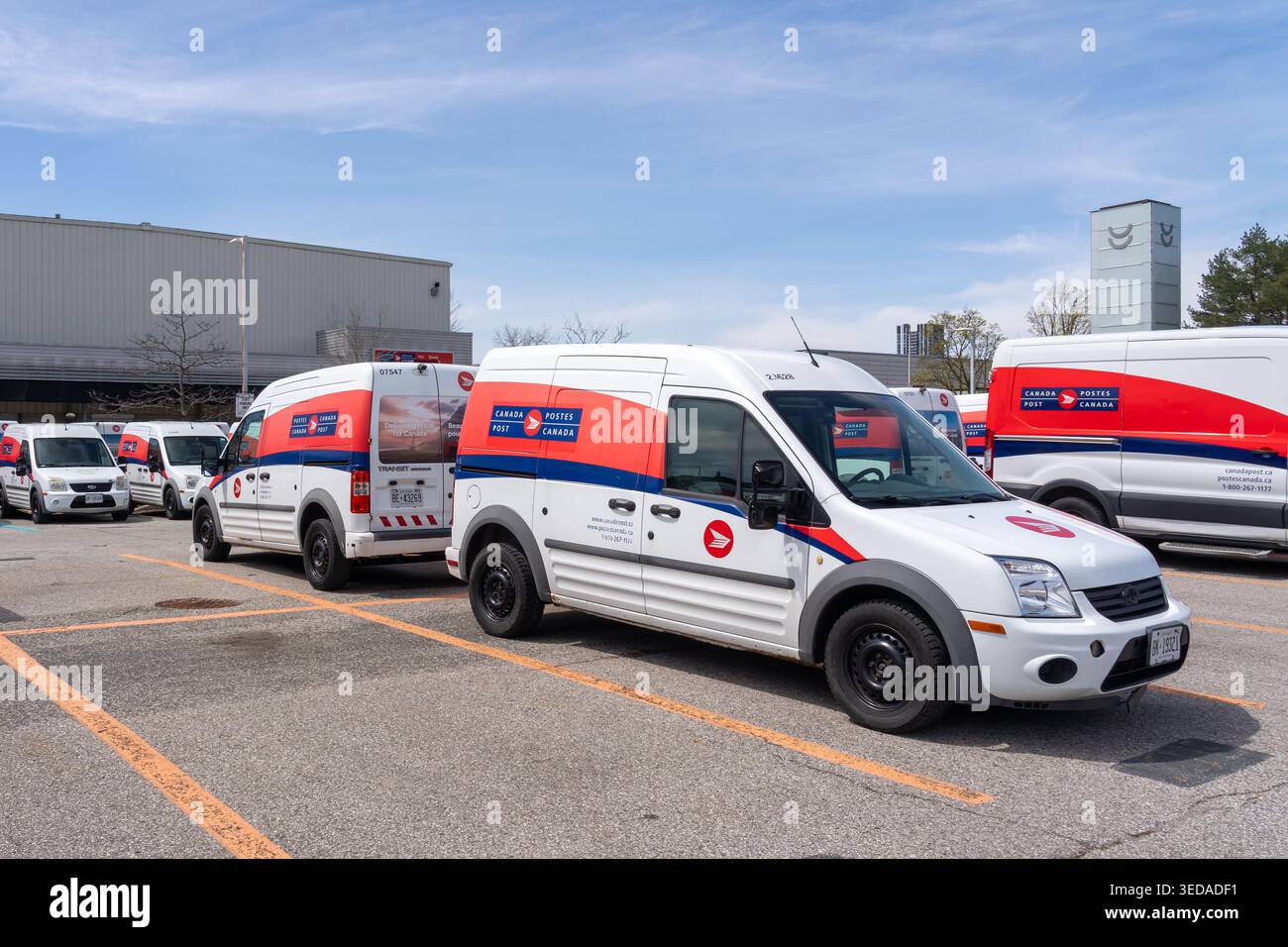Véhicules de livraison de postes Canada garés dans un stationnement à un bureau de poste à Toronto, Canada. Banque D'Images