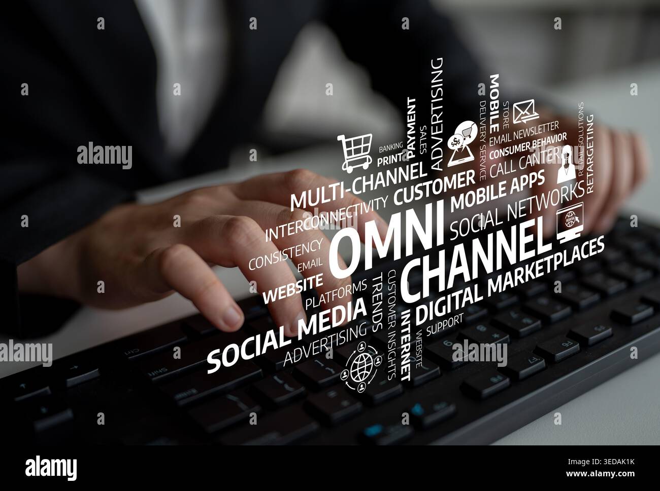 Un gros plan de mains tapant sur un clavier entouré de différents concepts marketing illustrant les stratégies omnicanales et la publicité numérique Banque D'Images