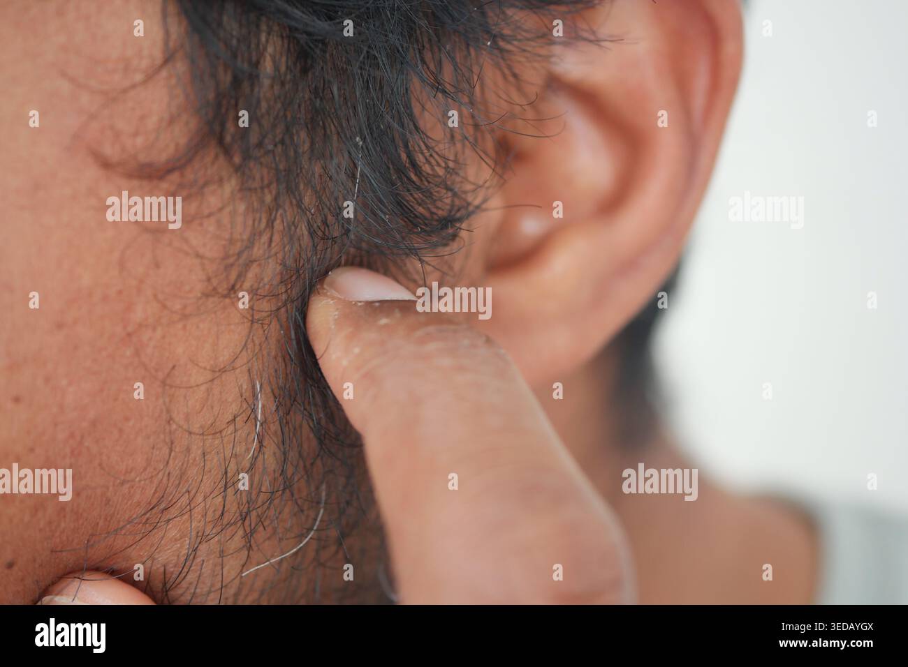 Personne touchant son oreille en gros plan Banque D'Images