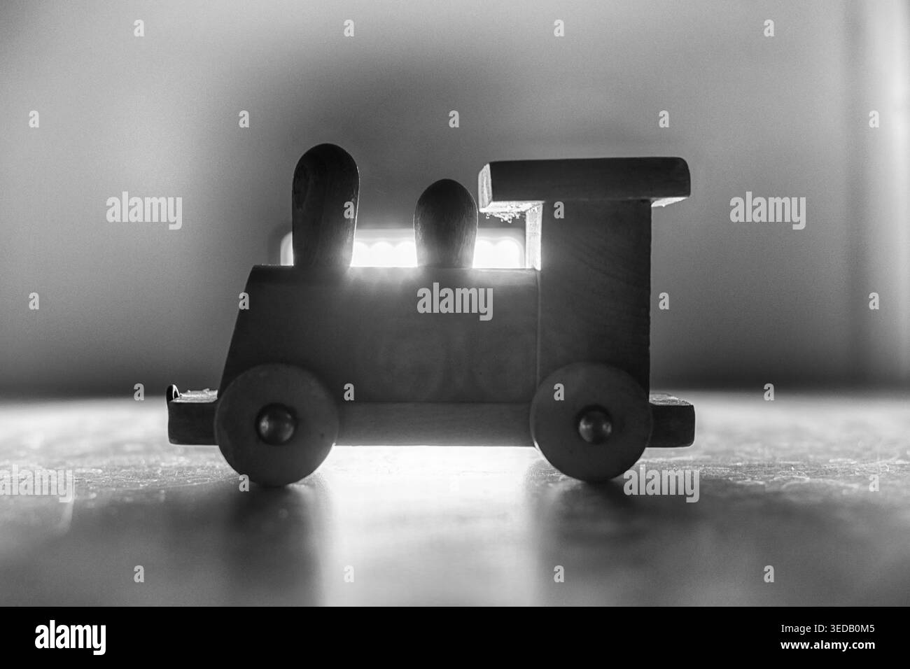 Locomotive en bois en rétro-éclairage jouets Banque D'Images