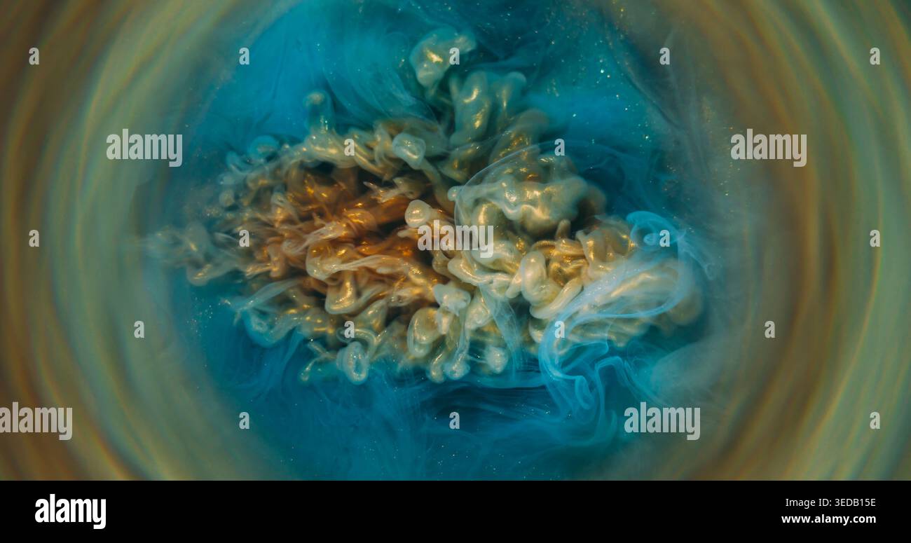 Flou du flux de peinture. Fumez de l'eau. Flou bleu jaune doré scintillant cercle de brouillard liquide tourbillonnant flotter sur fond abstrait. Banque D'Images
