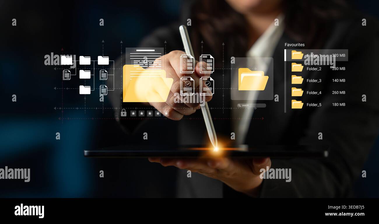 Un homme d'affaires interagit avec une tablette numérique, organisant des fichiers et des dossiers virtuels à l'aide d'un stylet tactile, représentant la technologie moderne de bureau Banque D'Images