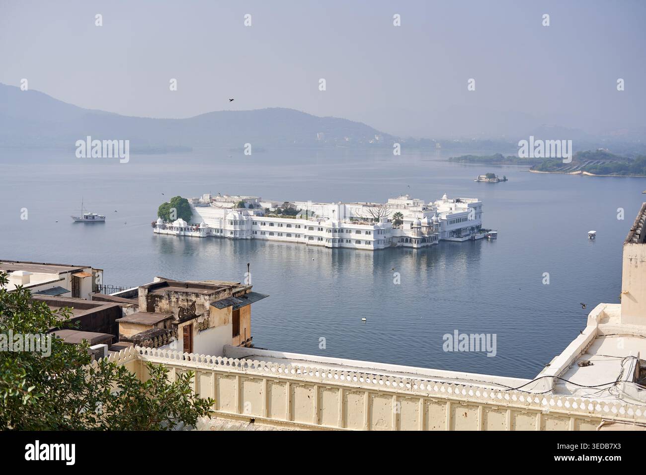 Une vue aérienne pittoresque du célèbre Lake Palace blanc (Taj Lake Palace / Jag Niwas) situé sur une île du lac Pichola, à Udaipur, Rajasthan, en Inde. Banque D'Images