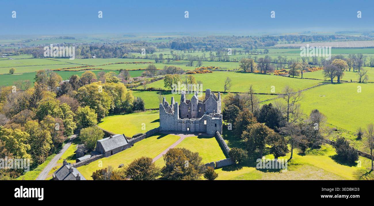 Tolquhon Castle Tarves Aberdeenshire Écosse bâtiment du XVIe siècle et campagne environnante au printemps Banque D'Images