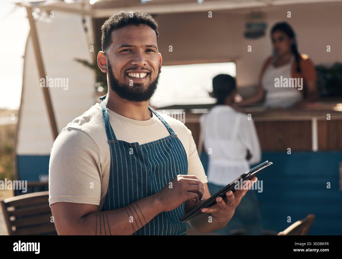 Food truck, sourire et tablette avec homme en plein air pour la gestion ou la planification de petites entreprises. App, tablier et portrait de fournisseur mobile pour la restauration Banque D'Images